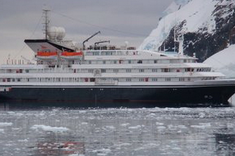 Круизный лайнер с туристами попал в шторм у берегов Антарктиды