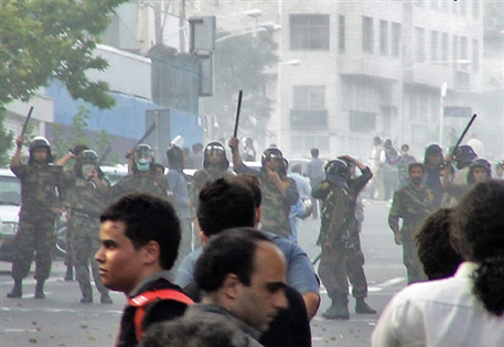 В Иране митингующих разогнали слезоточивым газом