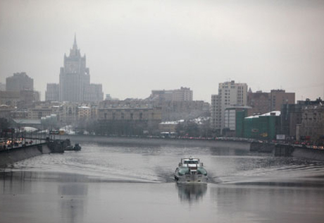 В центре Москвы иномарка упала в реку