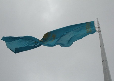 В Астане со шпиля сняли главный флаг Казахстана