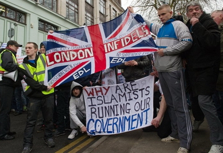 Антиисламский митинг в Великобритании перерос в беспорядки