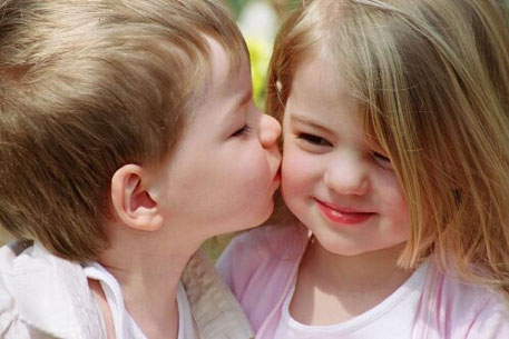 В австралийской школе детям запретили целоваться при встрече