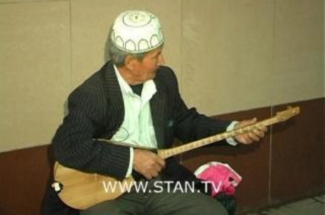 Уличный музыкант подал иск в суд против Назарбаева