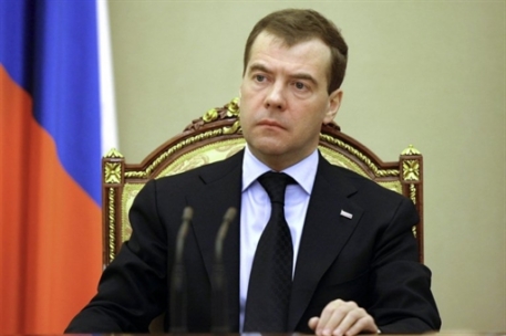 Медведев вручил ордена освободившим танкер "Московский Университет"