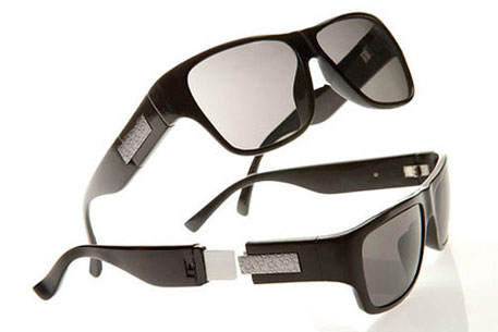 Calvin Klein представил очки со встроенной флеш-картой
