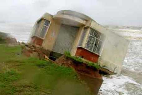Число жертв тайфуна "Кетсана" достигло 74 человек