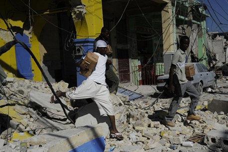 Перекупщики начали разворовывать гуманитарную помощь на Гаити