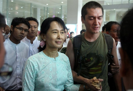 Лидер оппозиции Мьянмы впервые за десять лет увидела сына