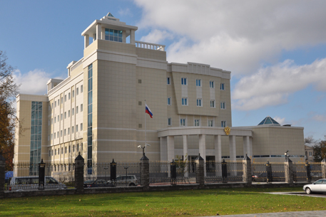 Неизвестные напали на здание посольства РФ в Минске