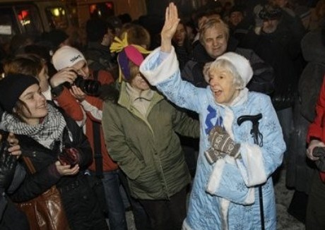 Алексеева пришла на митинг на Триумфальной в костюме Снегурочки 