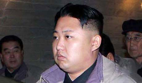 Офицеров КНДР обязали носить значки с изображением преемника Ким Чен Ира