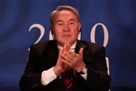 Депутаты предложили присвоить Назарбаеву статус "лидер нации"