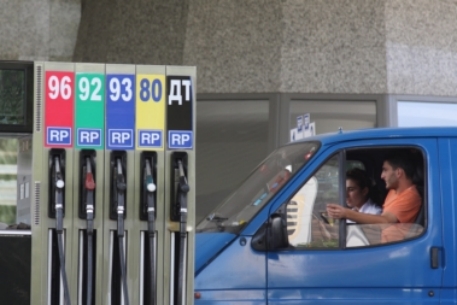 Российские АЗС завысили цены на подешевевший бензин
