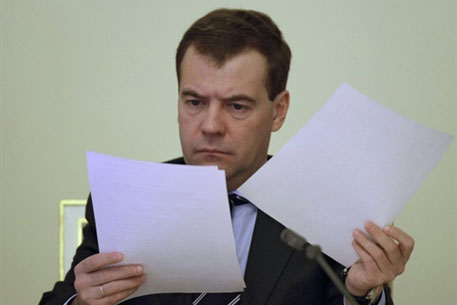 Медведев поручил Чайке разобраться со статьей "Новой газеты"