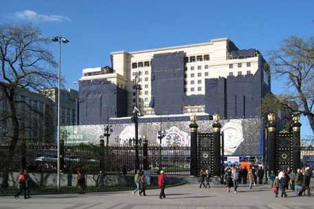 Медведеву предложили гостиницу "Москва" по двойной цене