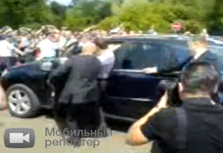 ВИДЕО: Президент России врезался в толпу на "Мерседесе"