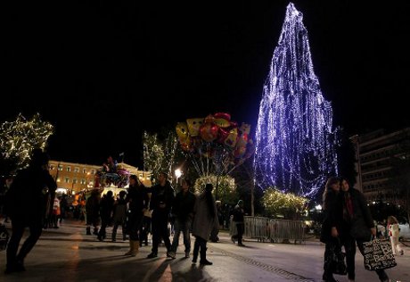 В Афинах рождественскую елку заменил кипарис