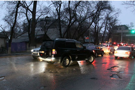 Дороги Алматы после зимы пришли в аварийное состояние