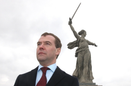 Медведев присвоил пяти городам звание "Город воинской славы"