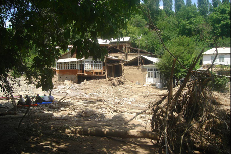 Число жертв наводнения в Таджикистане возросло до 15 человек