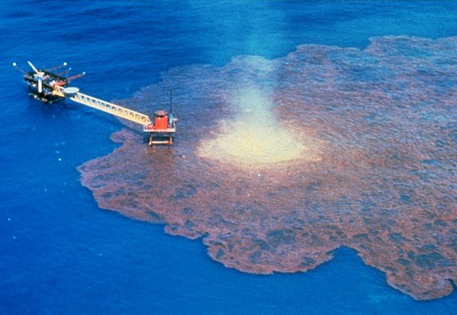 В Мексиканском заливе погибли два участника операции по сбору нефти