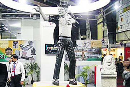 Индийский бизнесмен подарил Neverland статую Джексона 