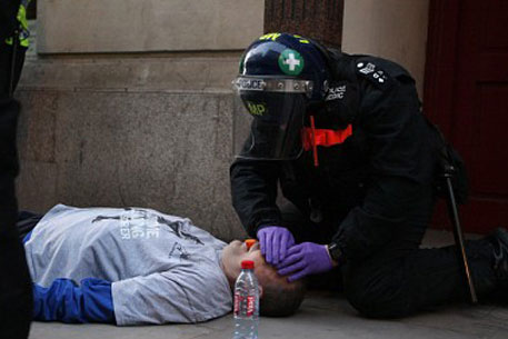 Лондонского полицейского не накажут за смерть разносчика газет