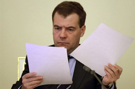 Медведев пригрозил увольнением главам ЖКХ