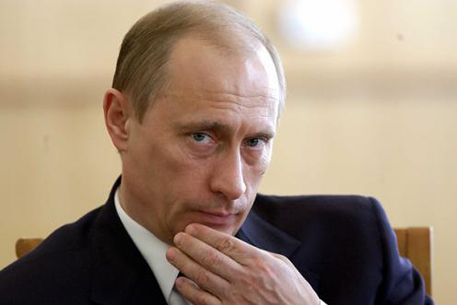 Путин призвал не возлагать вину за Катынь на россиян
