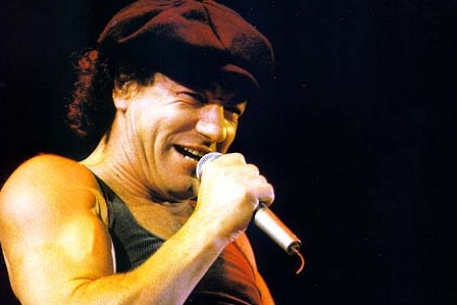 Фронтмен AC/DC отменил концерты из-за рака