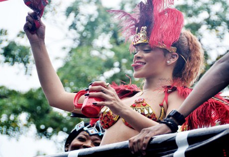 Рианна устроила секс-шоу на карнавале в Барбадосе