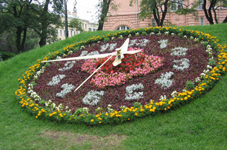 Крупнейшие в мире цветочные часы создали в Украине