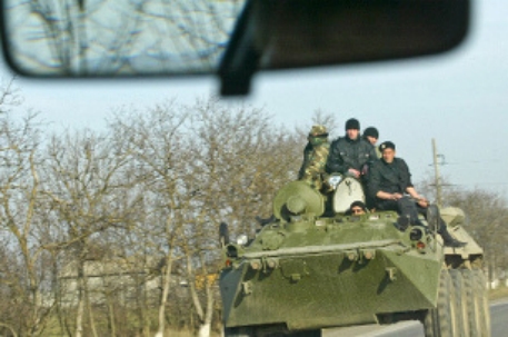 В Чечне боевики обстреляли автоколонну внутренних войск