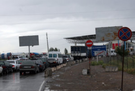Казахстан ограничил перемещение товаров через киргизскую границу
