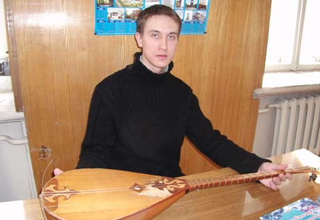 Русский кюйши из Семея мечтает о концертной домбре