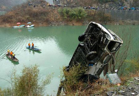 В Бразилии пассажирский автобус упал с 12-метрового моста