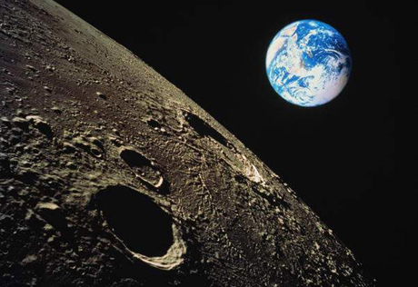 Роскосмос начнет отправлять туристов на Луну в 2014 году