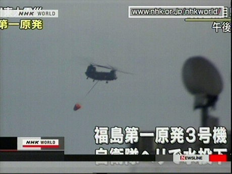 Сброшенная вертолетами вода попала в реактор "Фукусима-1"