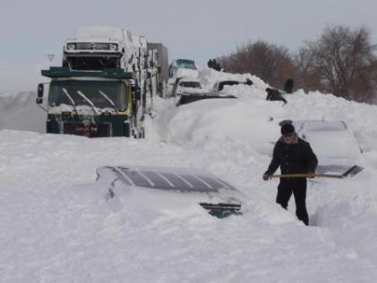 В Алматинской области большегрузные машины попали в снежный занос