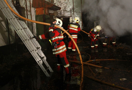 В Свердловской области в сгоревшей квартире найдены трое убитых