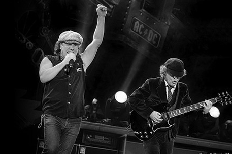 AC/DC отложили гастроли из-за болезни вокалиста