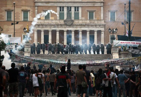 Участники беспорядков разгромили исторический центр Афин