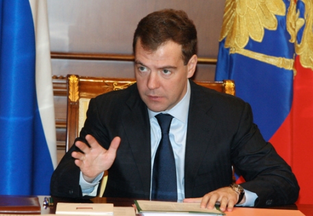 Медведев решил законом утвердить зарплату военных