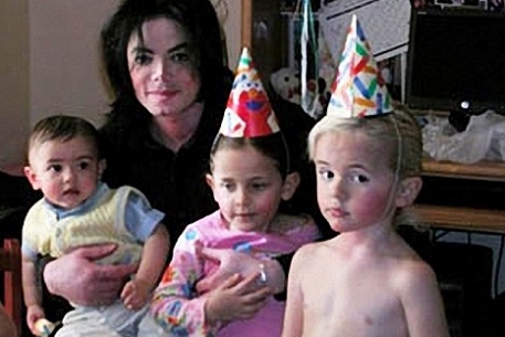 Впервые опубликовали фото Майкла Джексона с детьми
