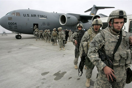 Киргизские аксакалы потребовали закрыть базу США в "Манасе"