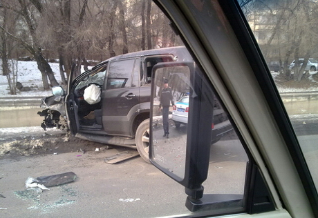 В Алматы столкнулись BMW и Land Cruiser Prado