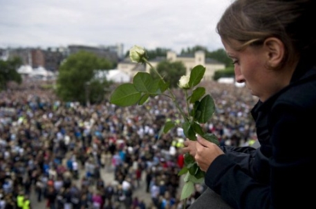Сотни тысяч человек вышли на марш в Осло в память о жертвах терактов
