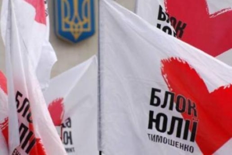 Соратники Тимошенко заблокировали Раду стульями
