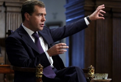 Медведев создаст службы проверки доходов чиновников
