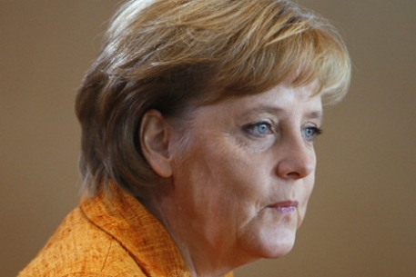 Меркель обвинила Грецию в ослаблении евро